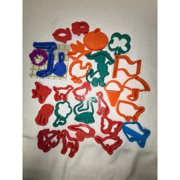 Lot of 29 Cookie Cutters Plastic Holidays Dinasour Sports Pets Animals Variety - Picture 2 of 9